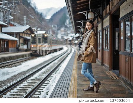 等待火車的婦女 等待火車的婦女 137603604