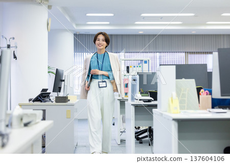 Business portrait of a woman holding a laptop 137604106