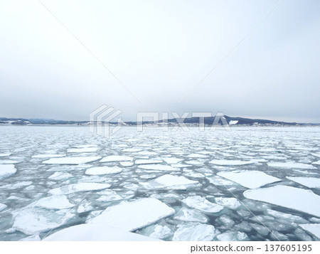 Sea of Okhotsk and drift ice (Monbetsu) Sea of Okhotsk and drift ice (Monbetsu) 137605195