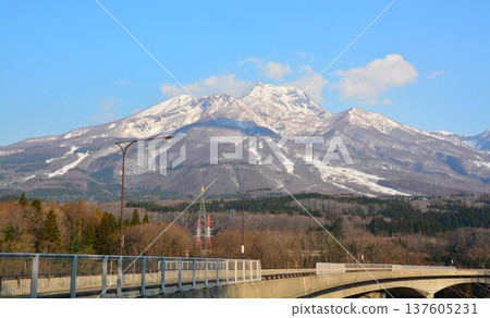 從長野縣中野市郊外可以看到妙高山,山頂仍殘留積雪。 從長野縣中野市郊外可以看到妙高山,山頂仍殘留積雪。 137605231