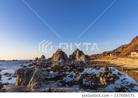 [新潟縣_佐渡] 七浦海岸退潮時 - 梅托伊岩 137606571