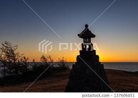 [Niigata Prefecture_Sado] Nanaura Beach at dusk Kasugazaki 137606851