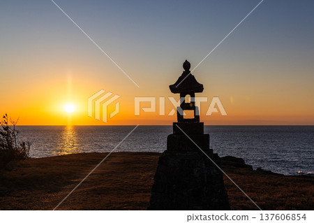 [Niigata Prefecture_Sado] Nanaura Beach at dusk Kasugazaki 137606854