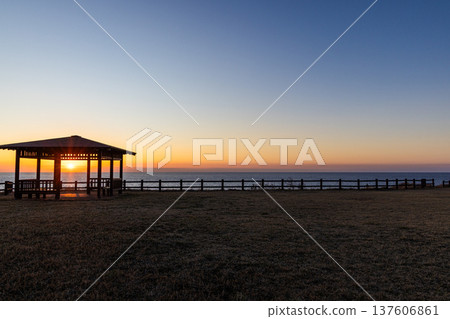 【新潟縣佐渡】黃昏時的七浦海灘 春日崎 137606861