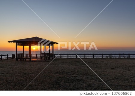 [Niigata Prefecture_Sado] Nanaura Beach at dusk Kasugazaki 137606862