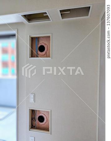 The internal structure of the wall where an air conditioner will be installed in an apartment (piping holes and insulation) and the ceiling inspection hatch 137607093