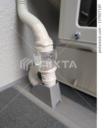 A check valve (air cut valve) installed in the drain hose of an air conditioner outdoor unit for insect and sound prevention. 137607195