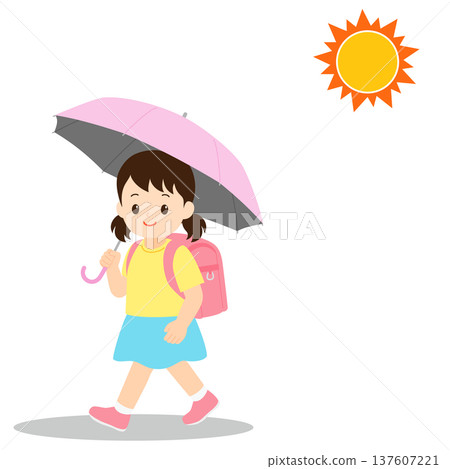 一個女孩撐著陽傘上下學。 一個女孩撐著陽傘上下學。 137607221