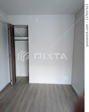 Western-style room interior in a newly built apartment (closet, flooring, white walls) 137607825