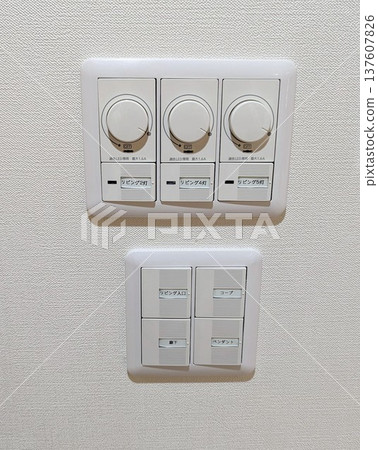 公寓大樓客廳內安裝了LED調光開關(燈光控制)和印有名稱的開關面板。 公寓大樓客廳內安裝了LED調光開關(燈光控制)和印有名稱的開關面板。 137607826