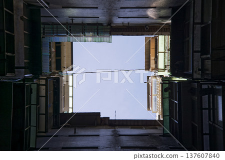 台灣老公寓縫隙中的垂直天井 137607840