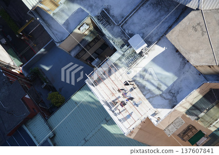 台灣透天厝頂樓斜陽金光 137607841