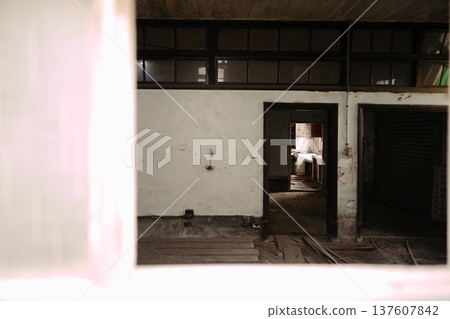 The view of Taiwan's ruins through layers of perspective 137607842