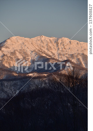 Photographing the scenery of Mount Otobe at sunrise in Assabe Town, Hokkaido in early spring Photographing the scenery of Mount Otobe at sunrise in Assabe Town, Hokkaido in early spring 137608827
