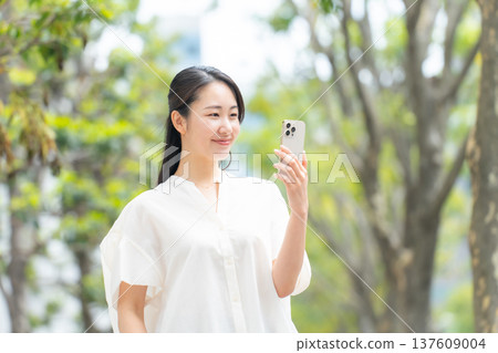 女士休閒裝，初夏，智慧型手機 137609004