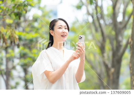 女士休閒裝，初夏，智慧型手機 137609005