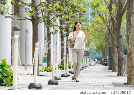 女人，休閒裝，初夏，步行，智慧型手機 137609017