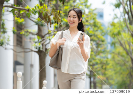 女人，休閒裝，初夏，步行，智慧型手機 137609019