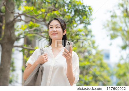 女人，休閒裝，初夏，步行，智慧型手機 137609022