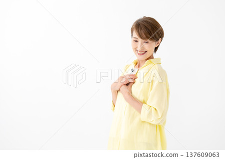 女智能手機微笑 女智能手機微笑 137609063