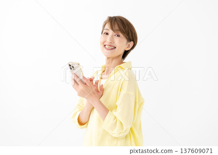 女智能手機微笑 137609071