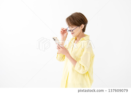 Presbyopia woman smartphone 137609079