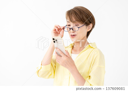 老花眼女性智慧型手機 137609081