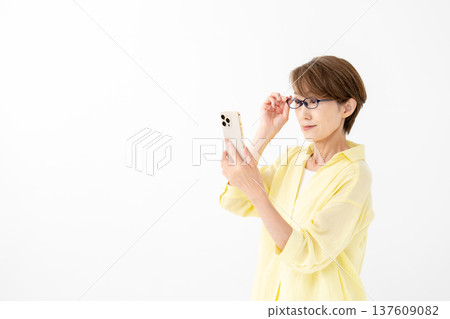 老花眼女性智慧型手機 137609082