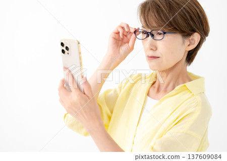 老花眼女性智慧型手機 137609084