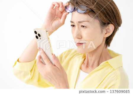 Presbyopia woman smartphone Presbyopia woman smartphone 137609085