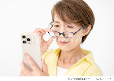 Presbyopia woman smartphone Presbyopia woman smartphone 137609086