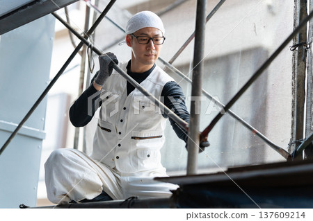 Men in work clothes, scaffolding, knickerbockers Men in work clothes, scaffolding, knickerbockers 137609214