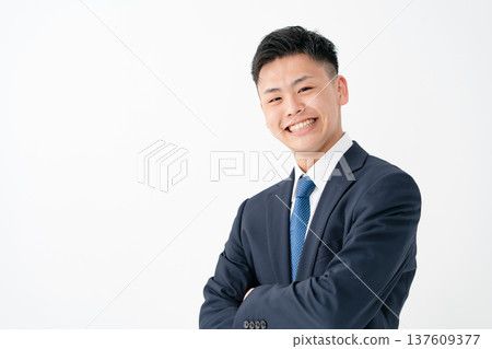 年輕男性商務雙臂交叉 137609377