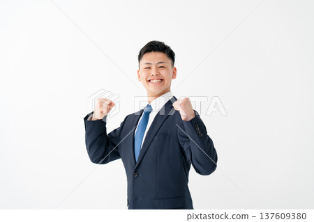 年輕男性商務拳頭泵 137609380