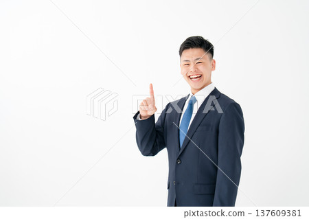 年輕男性商務指點 137609381