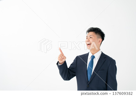 年輕男性商務指點 137609382