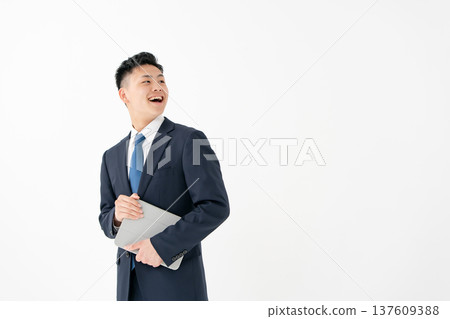 年輕男性商務平板電腦 137609388