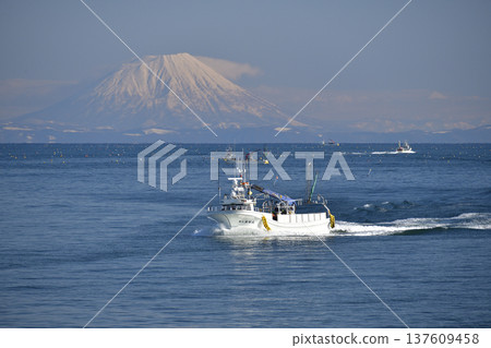 初春時節,在北海道八雲町的風花灣拍攝羊蹄山景色和來往的漁船。 初春時節,在北海道八雲町的風花灣拍攝羊蹄山景色和來往的漁船。 137609458