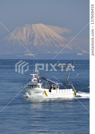 初春時節，在北海道八雲町的風花灣拍攝羊蹄山景色和來往的漁船。 137609459