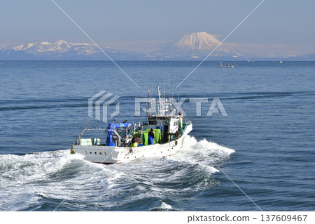 Photographing the scenery of Mt. Yotei and fishing boats passing through Funka Bay in Yakumo Town, Hokkaido in early spring Photographing the scenery of Mt. Yotei and fishing boats passing through Funka Bay in Yakumo Town, Hokkaido in early spring 137609467