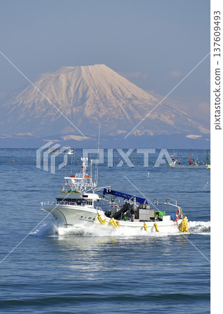 Photographing the scenery of Mt. Yotei and fishing boats passing through Funka Bay in Yakumo Town, Hokkaido in early spring Photographing the scenery of Mt. Yotei and fishing boats passing through Funka Bay in Yakumo Town, Hokkaido in early spring 137609493