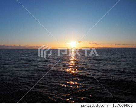 太陽從海面升起 太陽從海面升起 137609965