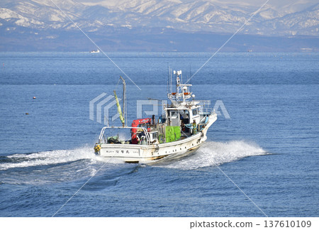 Photographing a fishing boat leaving Ochibe Fishing Port in Yakumo Town, Hokkaido in early spring Photographing a fishing boat leaving Ochibe Fishing Port in Yakumo Town, Hokkaido in early spring 137610109