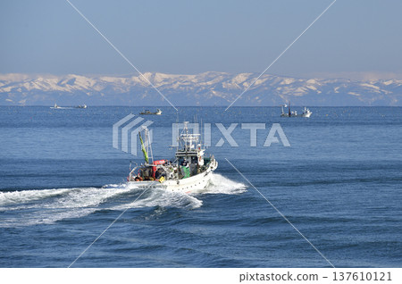 初春時節，拍攝一艘漁船離開北海道八雲町落部漁港的情景 137610121