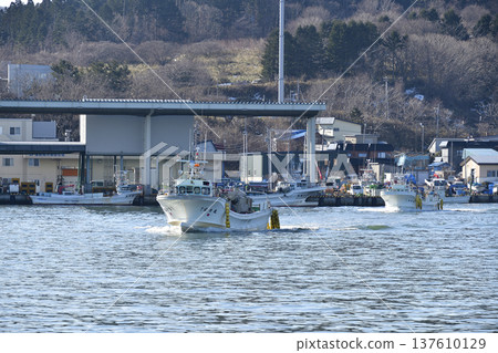 初春時節，拍攝一艘漁船離開北海道八雲町落部漁港的情景 137610129