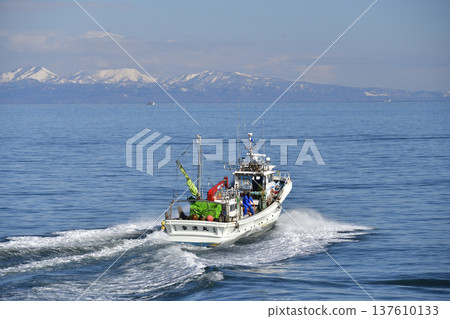 Photographing a fishing boat leaving Ochibe Fishing Port in Yakumo Town, Hokkaido in early spring Photographing a fishing boat leaving Ochibe Fishing Port in Yakumo Town, Hokkaido in early spring 137610133