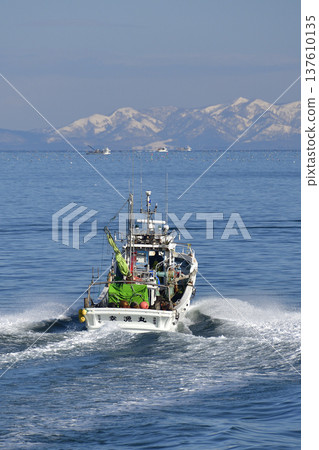 Photographing a fishing boat leaving Ochibe Fishing Port in Yakumo Town, Hokkaido in early spring Photographing a fishing boat leaving Ochibe Fishing Port in Yakumo Town, Hokkaido in early spring 137610135