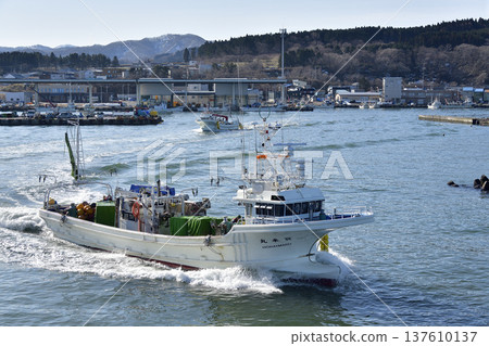 Photographing a fishing boat leaving Ochibe Fishing Port in Yakumo Town, Hokkaido in early spring Photographing a fishing boat leaving Ochibe Fishing Port in Yakumo Town, Hokkaido in early spring 137610137