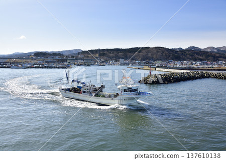Photographing a fishing boat leaving Ochibe Fishing Port in Yakumo Town, Hokkaido in early spring Photographing a fishing boat leaving Ochibe Fishing Port in Yakumo Town, Hokkaido in early spring 137610138