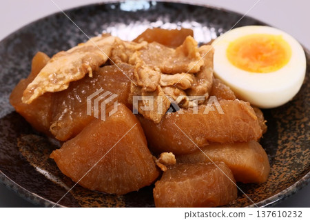 紅燒五花肉配蘿蔔,豬肉,蘿蔔,菜餚 紅燒五花肉配蘿蔔,豬肉,蘿蔔,菜餚 137610232